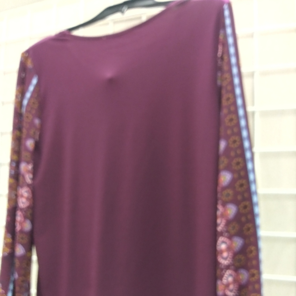 No Frills Woman's top Medium burgundy